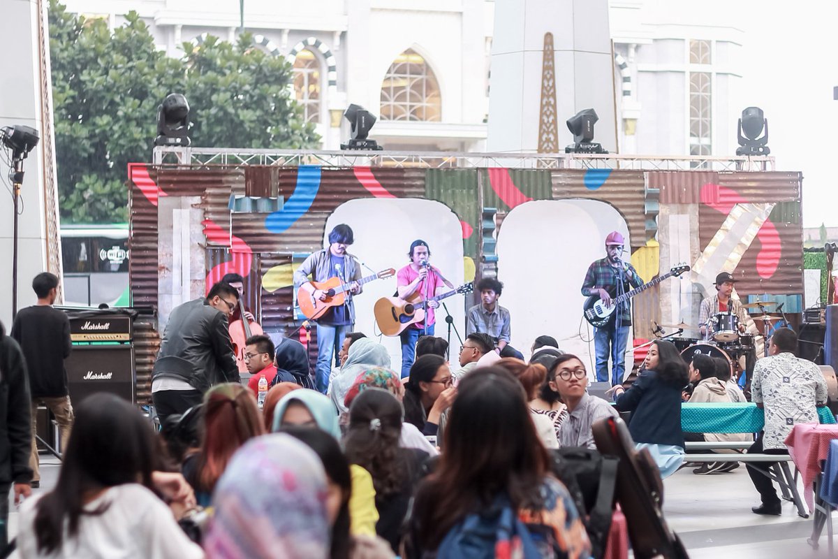 infobdg's tweet photo. Wah #LOOKFAT seru dan makin rame, ayo kulineran dgn puluhan tenant di TSM. Cuma smp hari Minggu lho! @LOOKATSproject https://t.co/kc9ACuRBPr