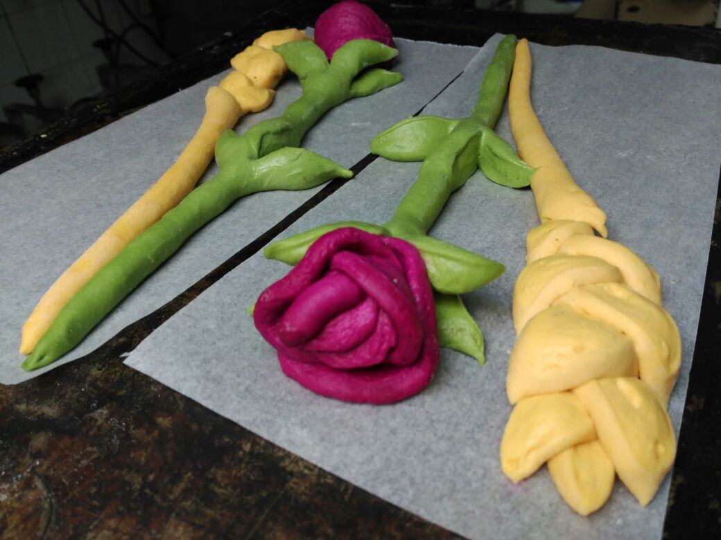 ada_lr's tweet photo. Les ROSES de #pa d'avui a punt per fermentar! Booon dia! #SantJordi https://t.co/m9kqttD5Aa