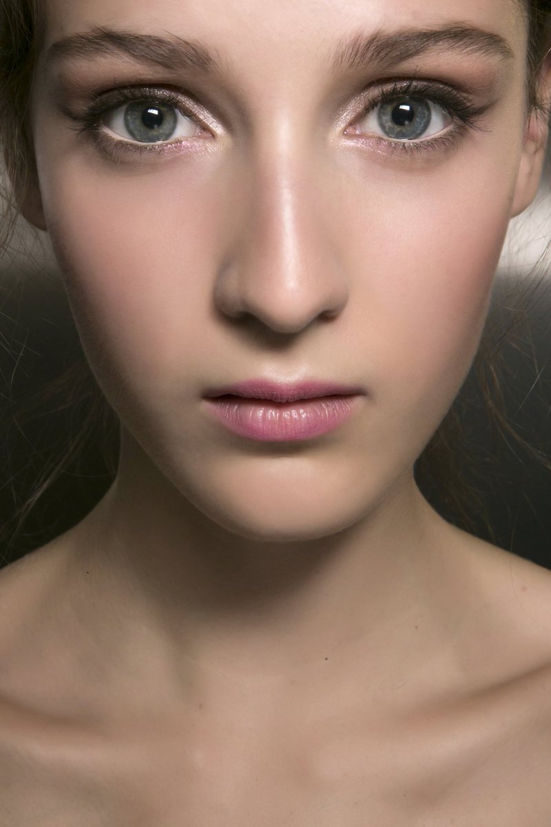 Mujerhoy's tweet photo. #Alertabeauty: se lleva la piel desnuda o efecto 'no make-up' by @ana_anaparrilla https://t.co/5FDx0ATk9c https://t.co/RBJPLOc0qO