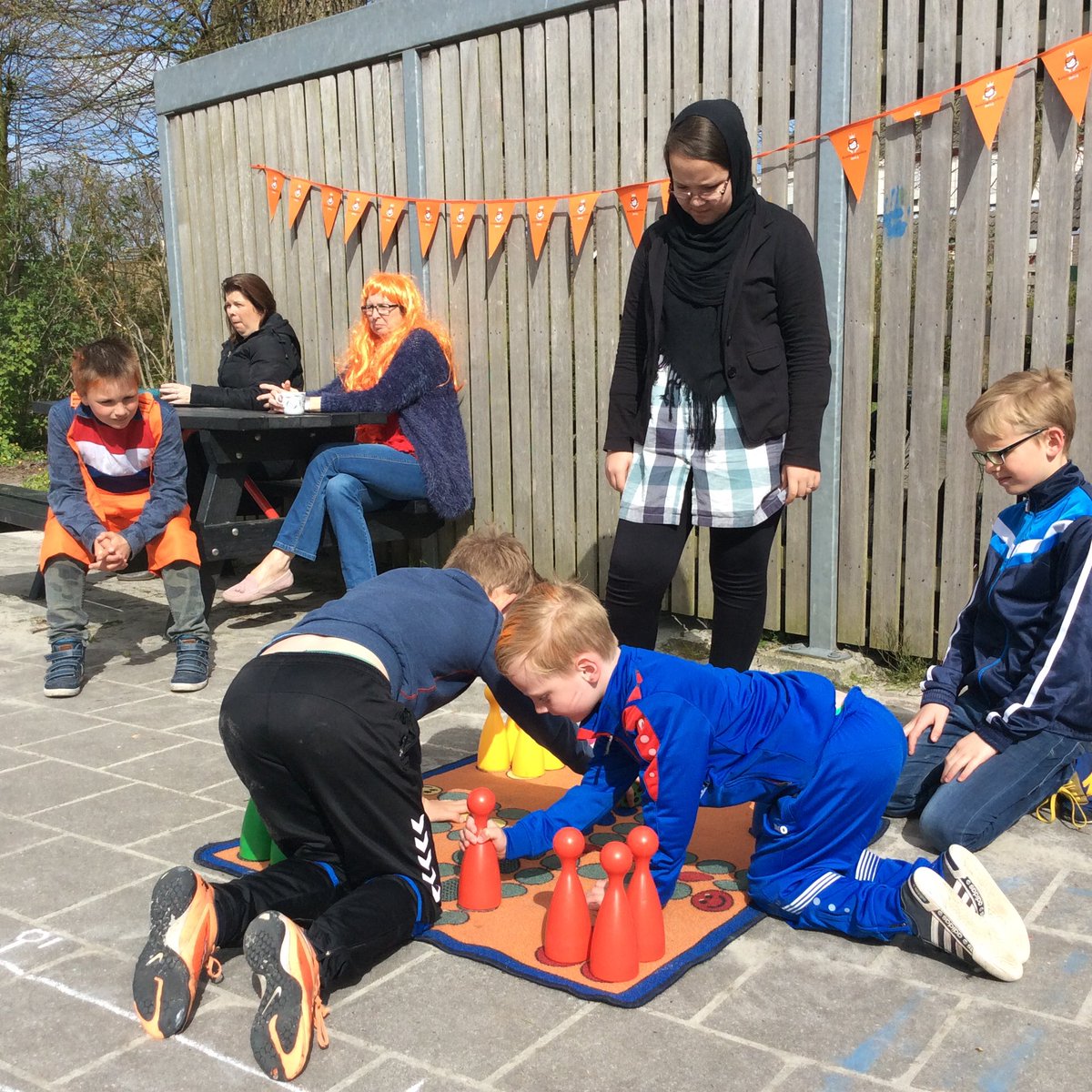 ottoclant's tweet photo. @ottoclant in het zonnetje tijdens de #koningsspelen 2016 #Boksum https://t.co/DdzH60Tid6