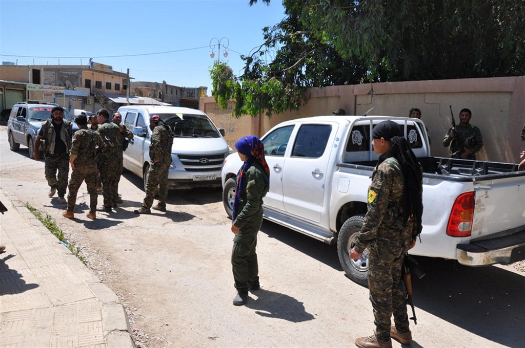 photos-ypg-deploys-to-qamishlo-as-fighting-between-pro-regime-militia