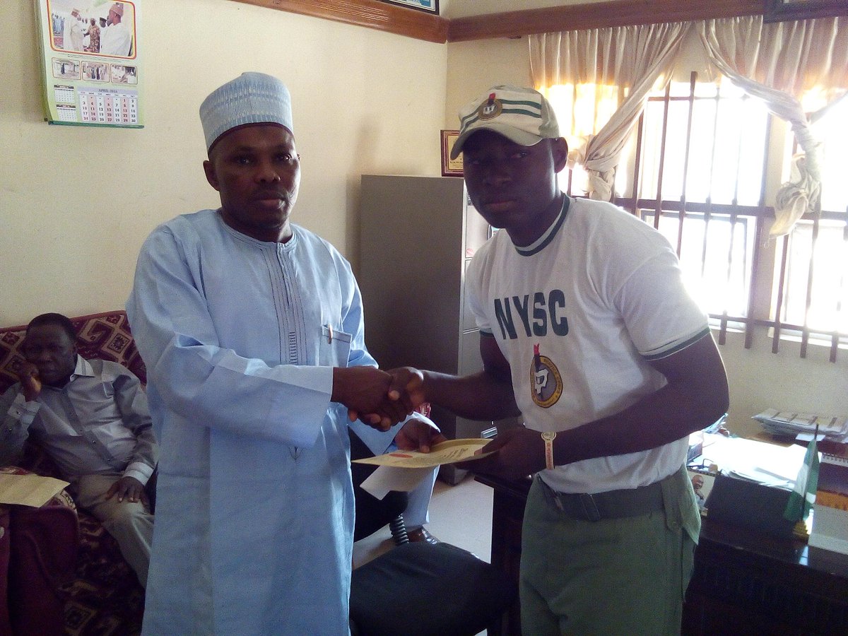 NyscYobe's tweet photo. The S.C Yobe presenting certificate to the first three awardees of 2015 Batch A corps members https://t.co/r11GHETegN