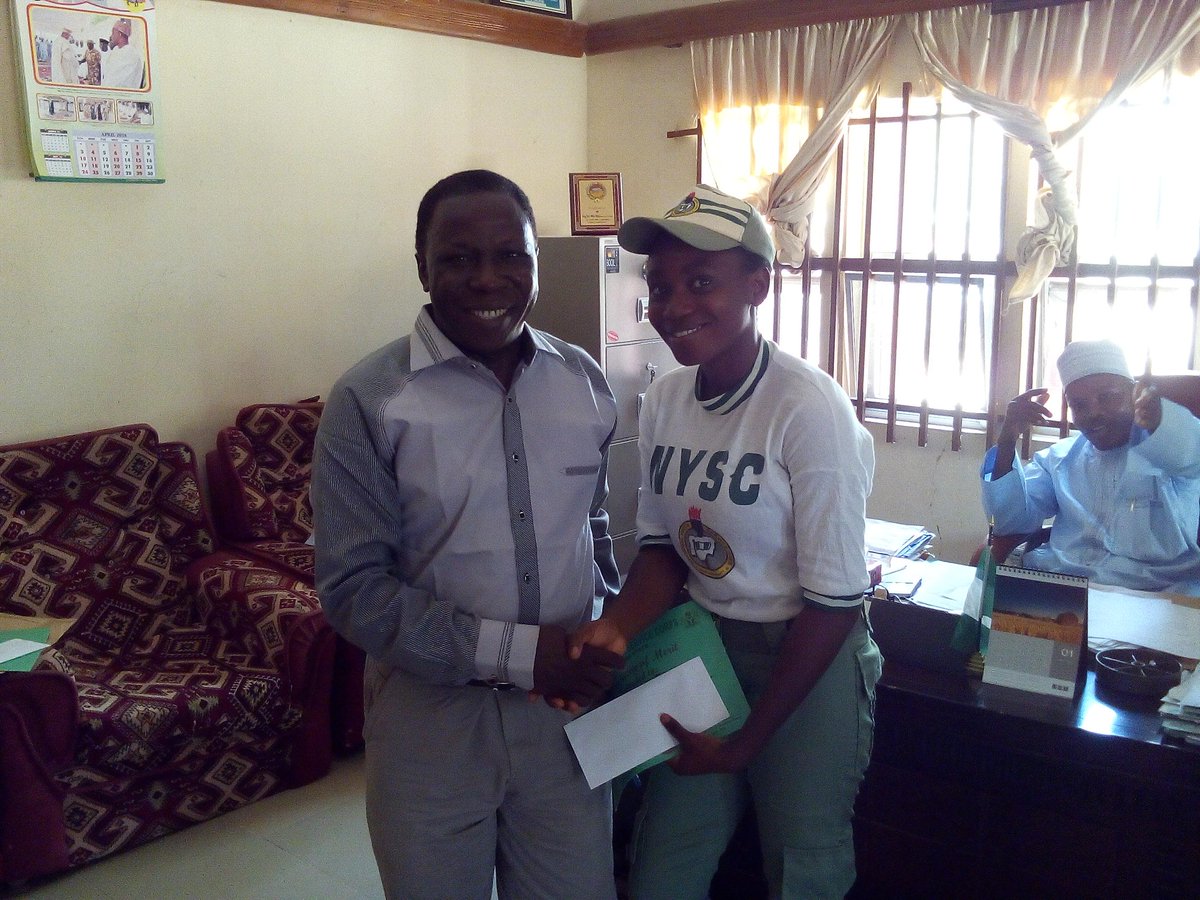 NyscYobe's tweet photo. Dr Festus Dangwam Head of D&amp;R presenting certificates to the awardees during the ceremony. https://t.co/7jnYIdGVpN