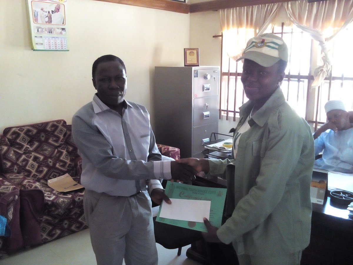 NyscYobe's tweet photo. Dr Festus Dangwam Head of D&amp;R presenting certificates to the awardees during the ceremony. https://t.co/7jnYIdGVpN