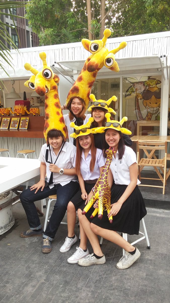 บ่ายวันนี้ นักศึกษายกพลมาถ่ายรูปกับพี่ยีราฟกันใหญ่เลยจ้า #reviewchiangmai #aroichiangmai