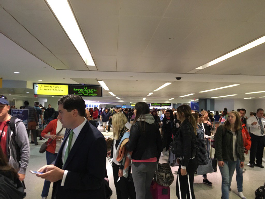 SDanaWolfe's tweet photo. .@united #newarkproblems lines to insanity to get thru security. #tsa @tsa hire more people. https://t.co/kEeZmDuZzj