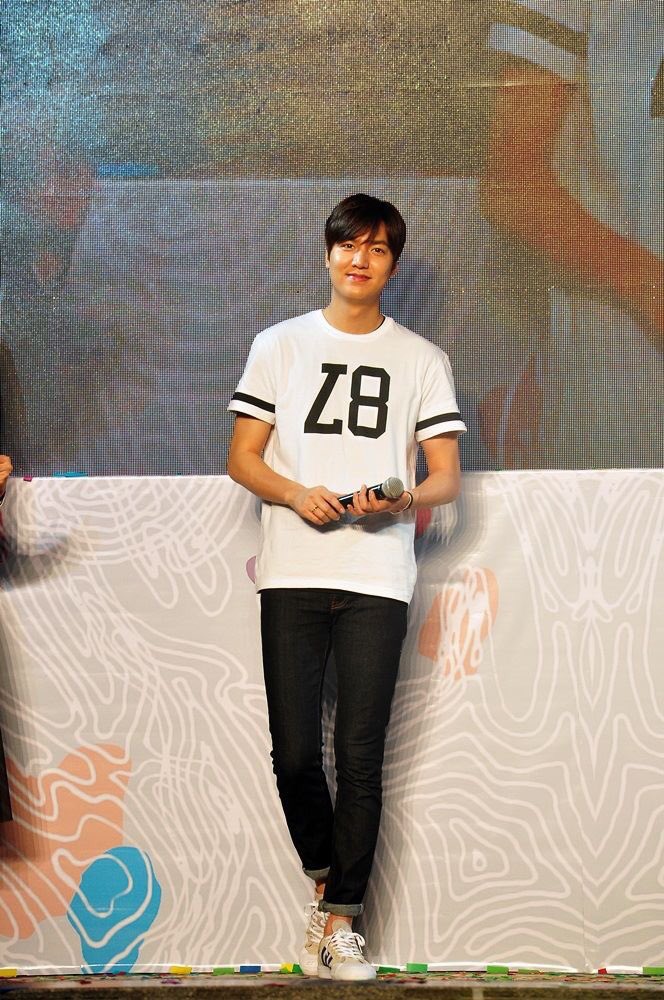 TheLeeMinHoPh's tweet photo. Official @benchtm #LeeMinHo Bench Fun Meet Photos
Trinoma
160402
#LMHlovelocal
#LMHlovesBench
#LiveLifeWithFlavor https://t.co/w4YyU4S7AB