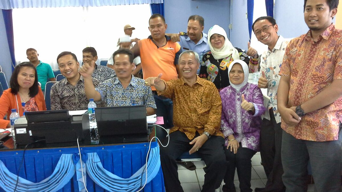 <a href="/susipudjiastuti/">Susi Pudjiastuti</a> <a href="/BeritaKKP/">KKP News</a> <a href="/djpt_kkp/">Direktorat Jenderal Perikanan Tangkap</a> Dirjen PT <a href="/NarmokoPras/">Narmoko Prasmadji</a>  bersama tim gerai kapal markdown DJPT di PPS Kendari