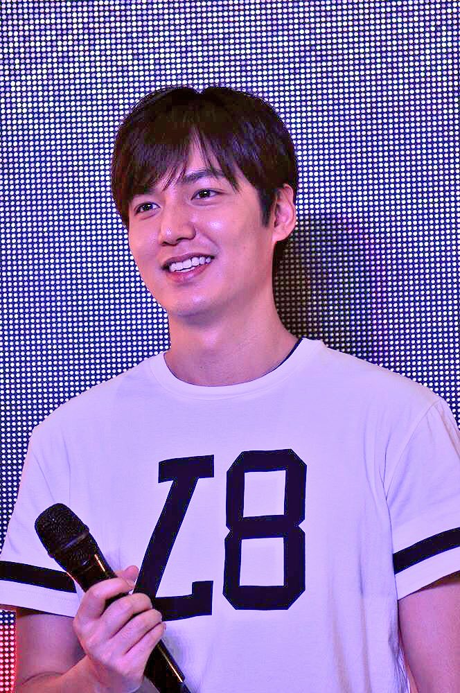 TheLeeMinHoPh's tweet photo. Official @benchtm #LeeMinHo Be My Yeobo Fun Meet Photos
Megamall
160402
#LMHloveLocal
#LMHlovesBench https://t.co/9s7iJpUzeV