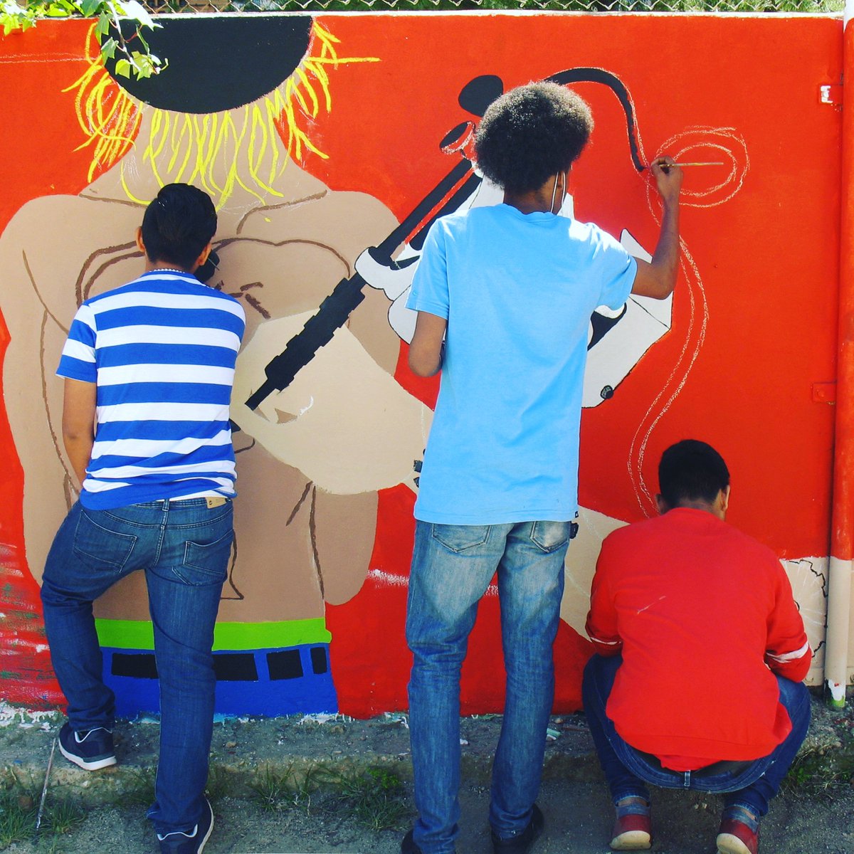 lamarta's tweet photo. Ultim dia de treball d 4t d'ESO al pati del #TorrasiBages #ProjecteGrafiti #SomColor @contorno_urbano #SantJordi2016 https://t.co/gGAzjHTQXA