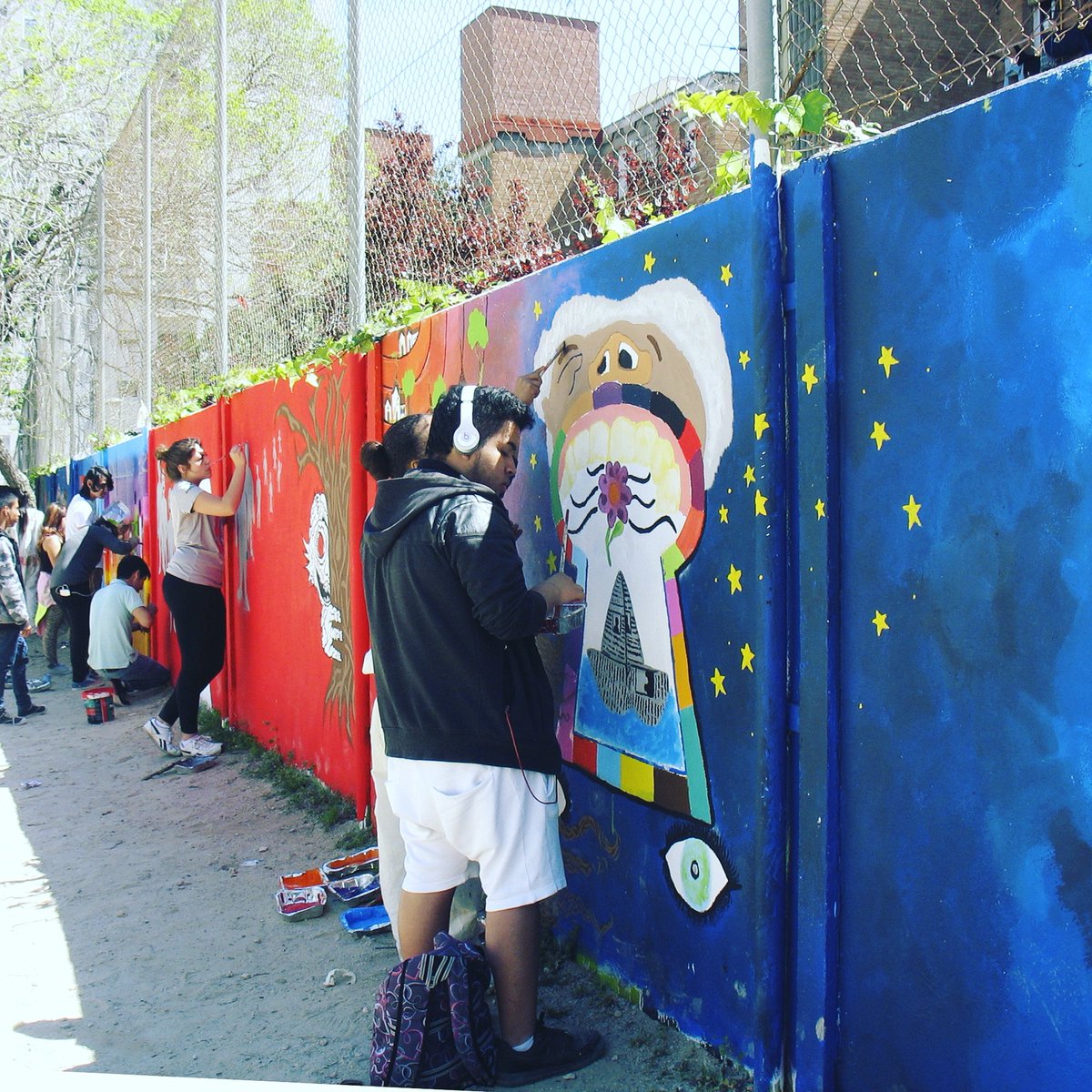 lamarta's tweet photo. Ultim dia de treball d 4t d'ESO al pati del #TorrasiBages #ProjecteGrafiti #SomColor @contorno_urbano #SantJordi2016 https://t.co/gGAzjHTQXA