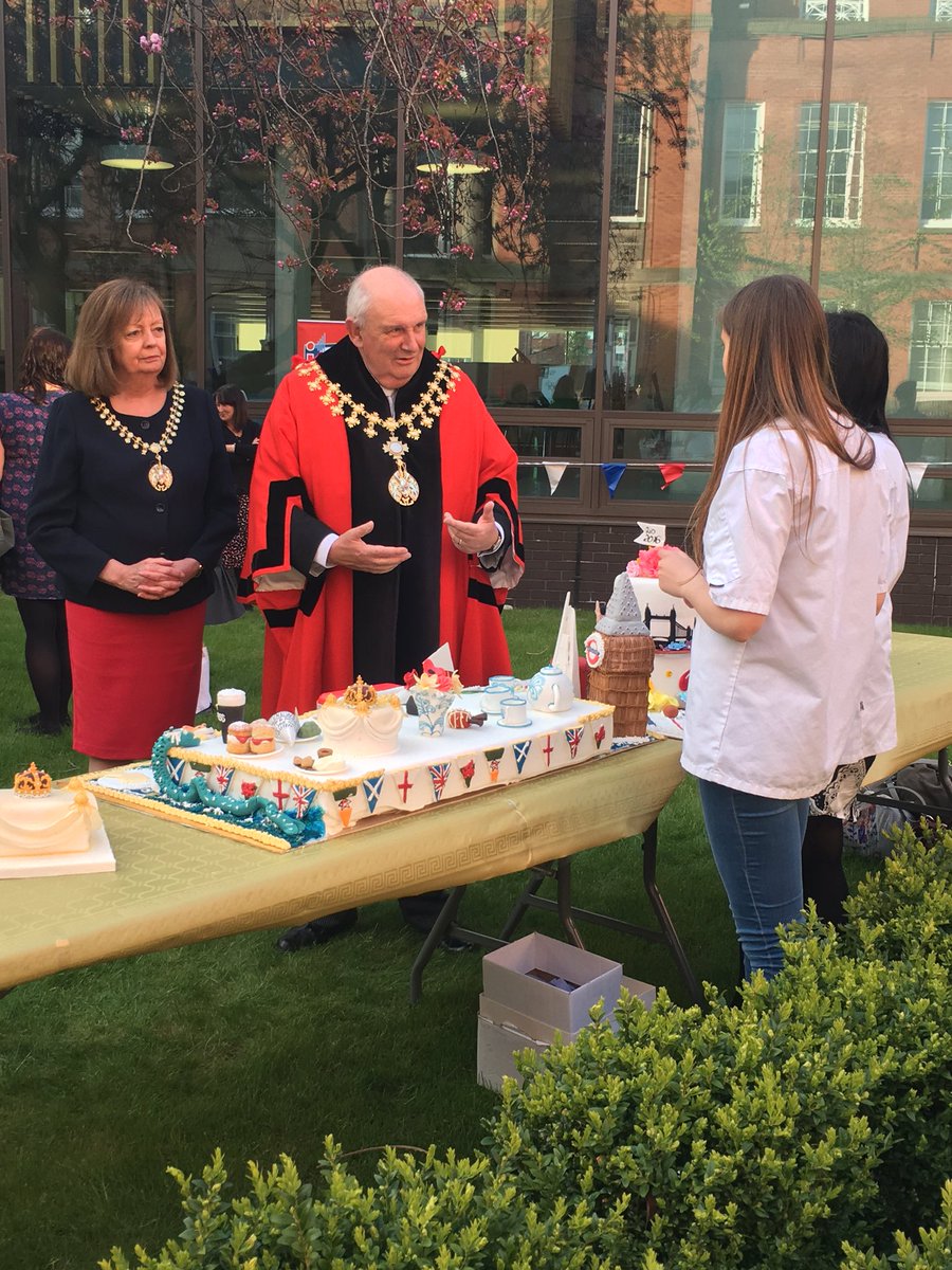 _Keungz_NFT's tweet photo. Thank You to Tutors Mark &amp; Andrea and all their students @TraffordCollege for the amazing cake for the #Queenat90 https://t.co/5vQbxHPaGA