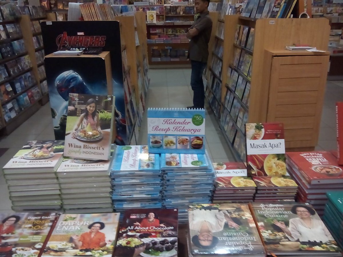 rediherm's tweet photo. Display buku masakan Kalender Resep Keluarga @bukitgroup @infobukuID @Gramedia_PIM @Dapoerbuku @MasakApaHariIni https://t.co/ILnAxFlndB