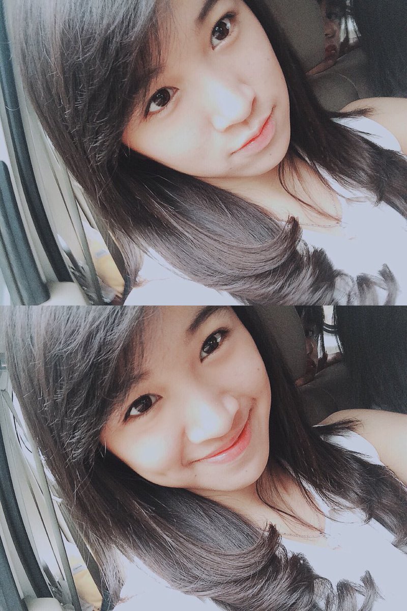 Foto atas: biasa 
Foto bawah: nahan ketawa karna liat di belakang ada yang nyempil:(
Grace lucuuu😌