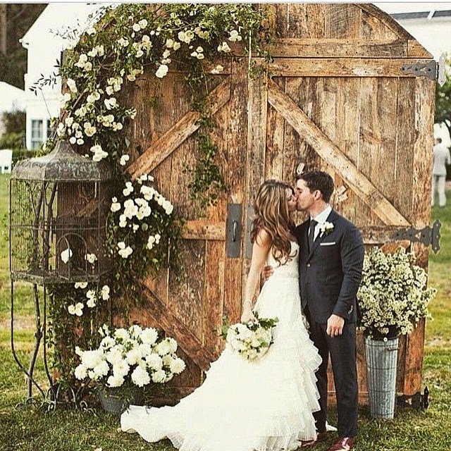 ConfettiWedding's tweet image. We're such suckers for a barn #wedding!