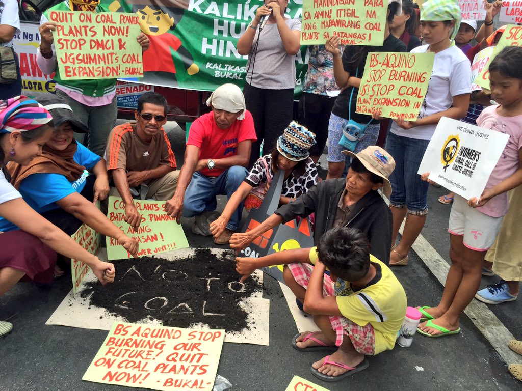 PDIARS's tweet image. On #EarthDay &amp;amp; signing of #ParisAgreement at @UN ,women join coal plant protest in Ph; score Aquino policy @amtessv