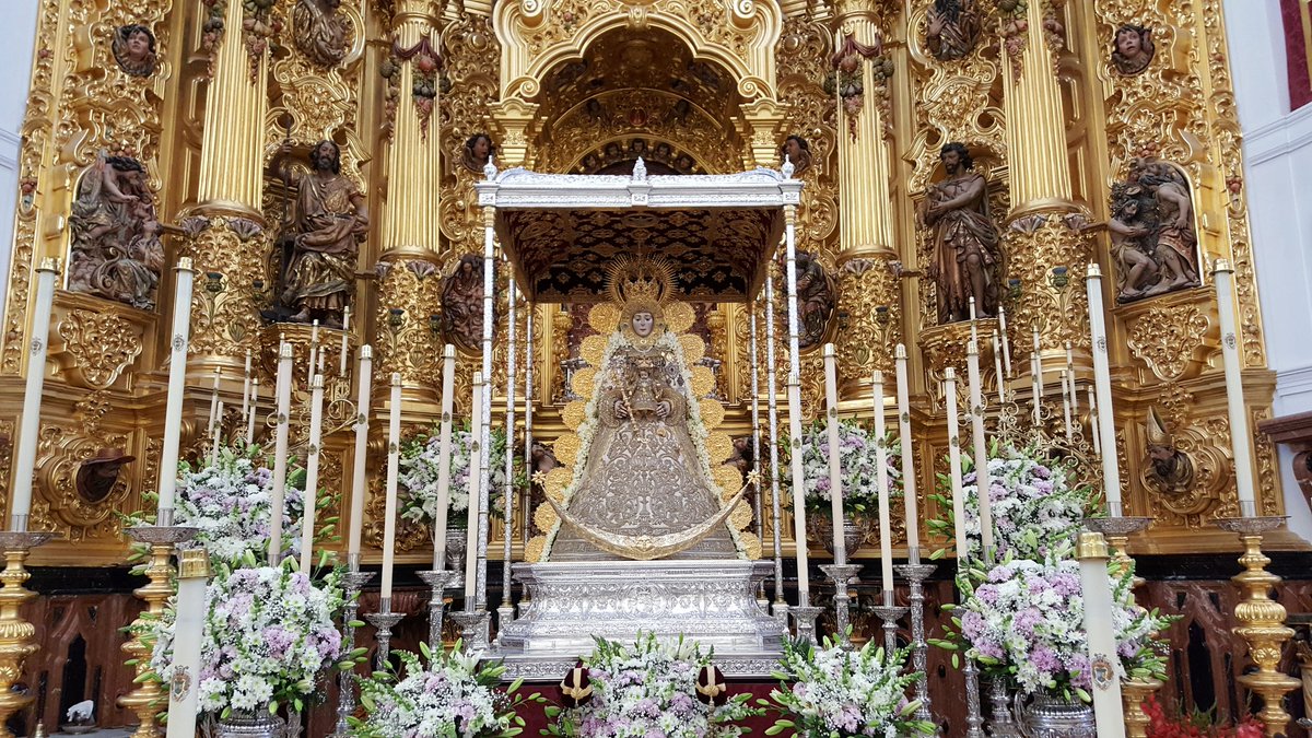 La Virgen del Rocío ya está en su paso para la Romería. #elrocio16