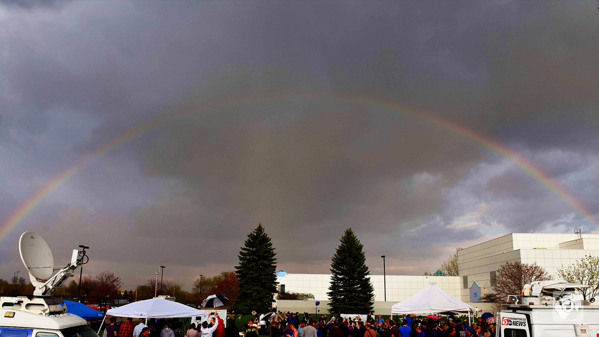 tagesschau's tweet image. Nach dem Tod des US-Popstars Prince erstrahlte am Abend ein Regenbogen über seinem Anwesen. [Foto:AFP] #PurpleRain