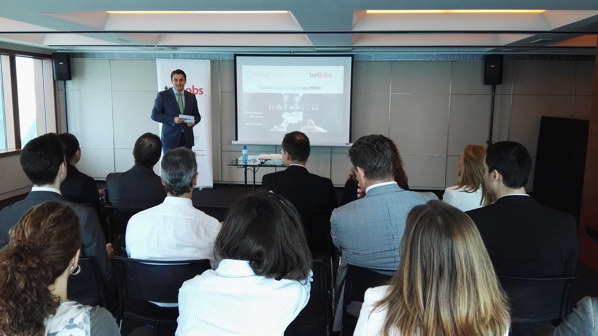 Turijobs's tweet photo. Nuestro Director General @xavier_martin introduce el primer #ThinkTalent de Turijobs, orientado a Directores de RRHH https://t.co/S1uLxACKFr