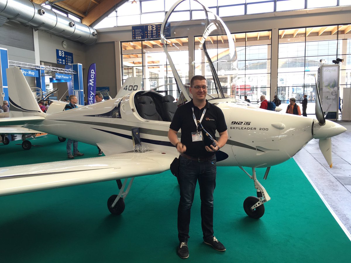 ulmstex's tweet photo. Notre nouveau SL 200 a déjà été baptisé au champagne! Retrouvez-nous sur le stand #skyleader #AeroFriedrichshafen https://t.co/QqLoSf6pr4