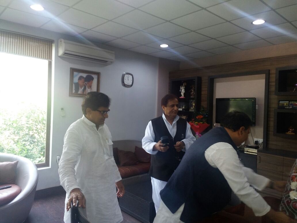 brajeshlive's tweet photo. Ramgopal and Azam joins hand together to abort landing of Amar singh in Samajwadi party. Anti Amar Morcha in SP!! https://t.co/1jah9ye72V