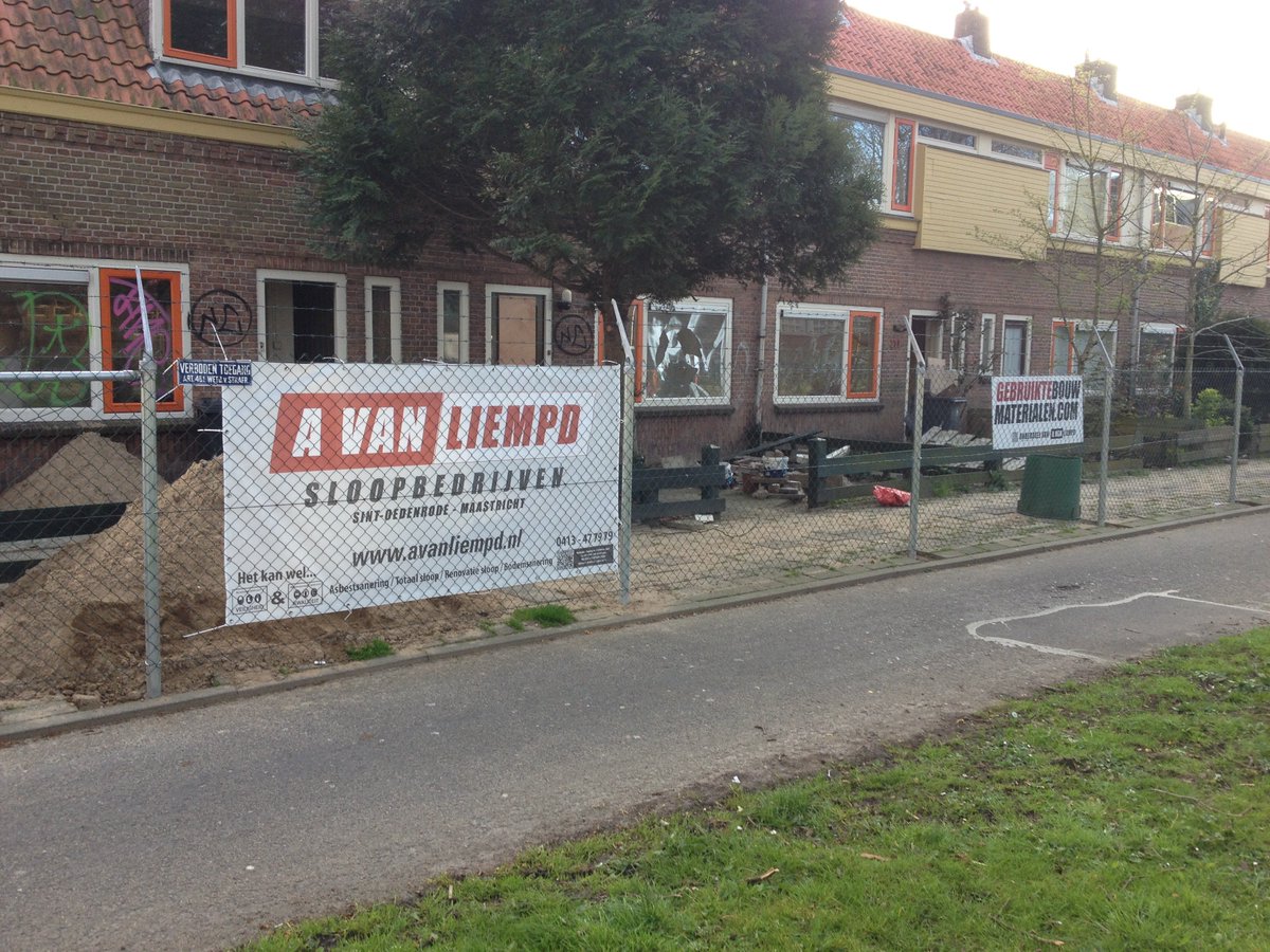 VanLiempdSloop's tweet photo. De voorbereidingen voor de sloop in de Fruitbuurt in Utrecht zijn sinds deze week begonnen. #Fruitbuurt https://t.co/LezM0E1Jvc
