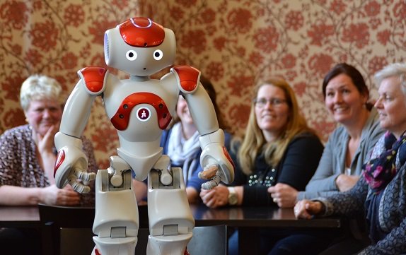 HANVDO's tweet image. #ZORA op bezoek: onze zorgprofessionals maakte kennis met #zorgrobot. @HANVDO legt verbinding tussen zorg &amp;amp; techniek