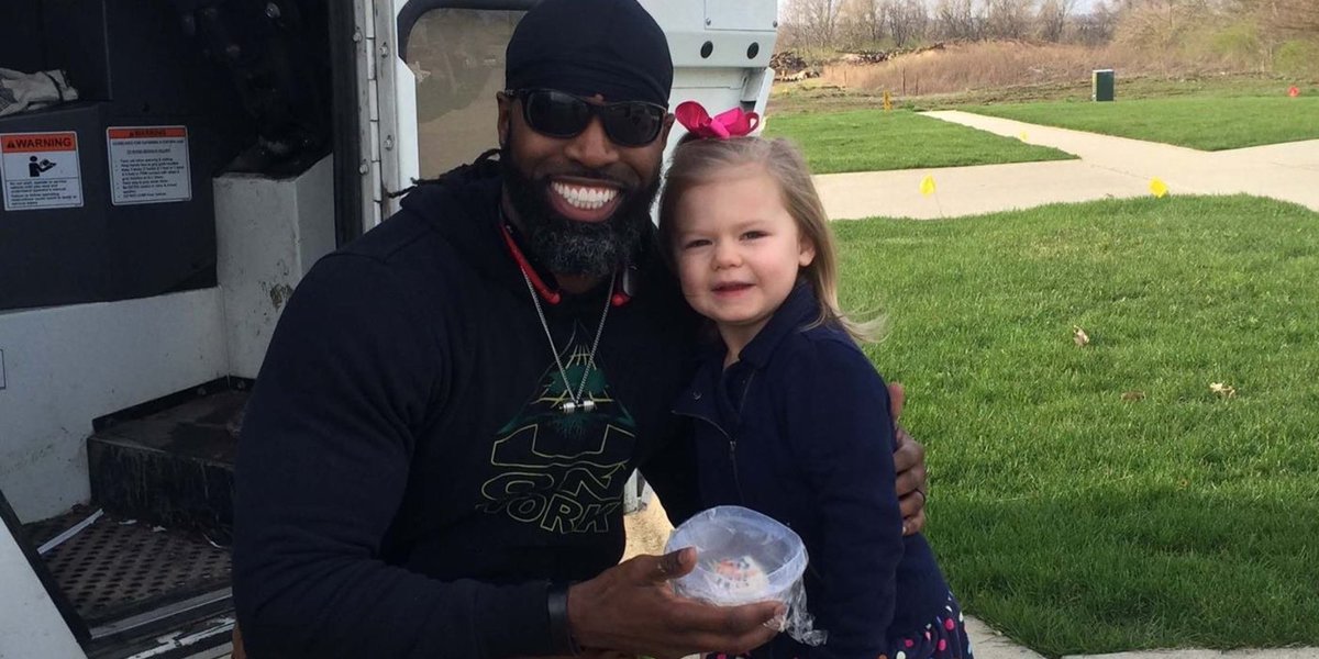 HuffPost's tweet image. Little girl gives her hero garbage man a cupcake and melts all our hearts huff.to/1WJxccV