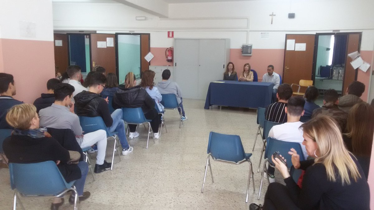 MonithonCalabri's tweet photo. Progetto Monithon per la Legalità. Con l'Ass. Quattrone si parla di opendata trasparenza e innovazione https://t.co/OvKQa3NSoT