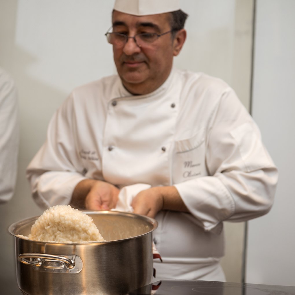 AtmoItaliana's tweet photo. Che onda, chef! #risotto con autentico #riso #carnaroli @riservaSmassimo per lo #showcocking di #atmosferaitaliana https://t.co/iMbxMhQzGc