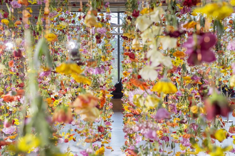 Flower-art virtuoso entwines Berlin concept shopping mall with the emotion of springtime… we-heart.com/2016/03/30/reb…