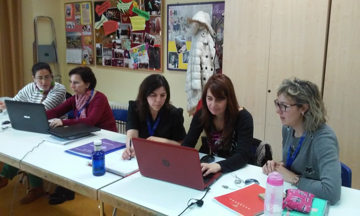enma_LL's tweet photo. Hoy en @LanzaderaVAeste ayudamos a personas en situación de desempleo a realizar un #CV diferenciador!! https://t.co/tyt8AqCb85