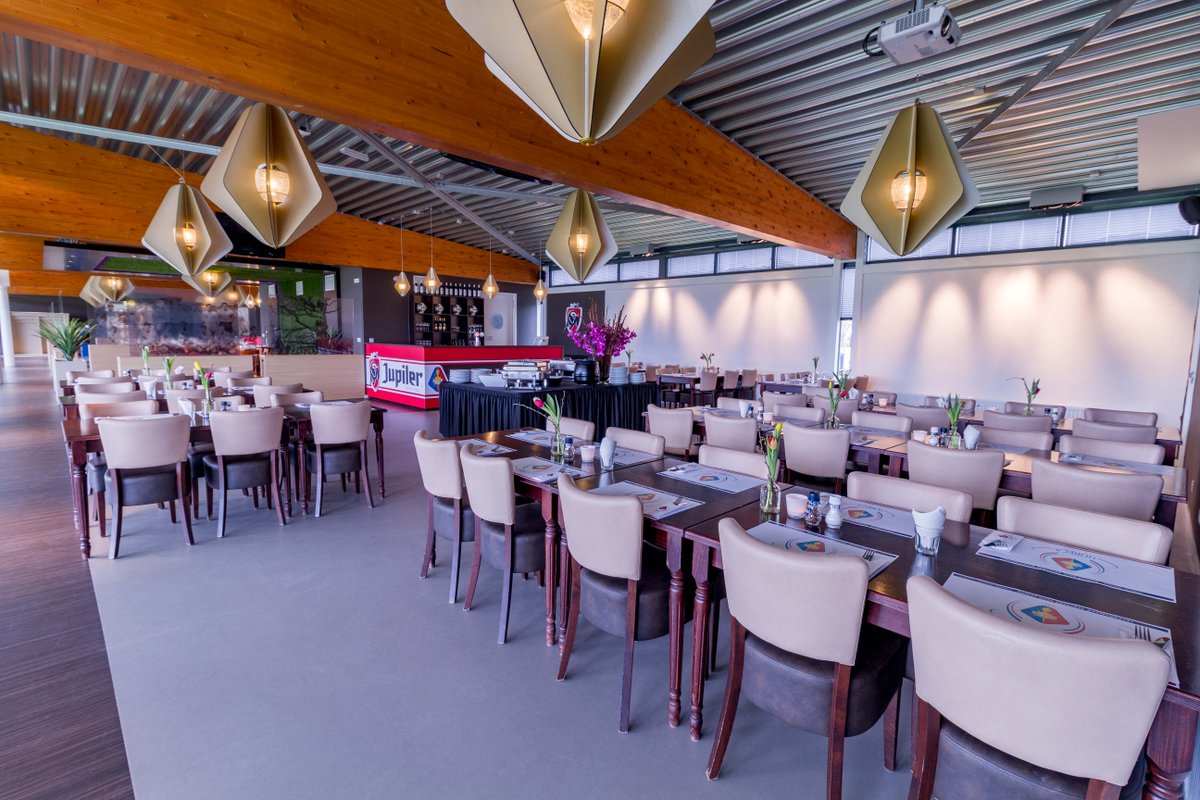 TherecaBV's tweet image. In de achterste ruimte wordt het match-diner geserveerd.