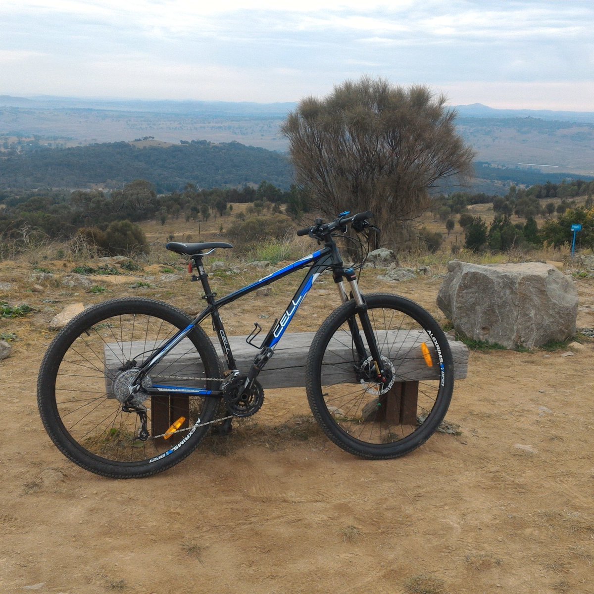ZippyIO's tweet photo. #stromlo early morning ride. #mtb https://t.co/AuSYgqVDtr