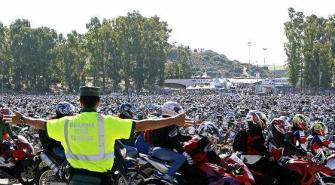 guardiacivil's tweet photo. ¿Hay algo mejor que pasar un día en #Jerez disfrutando del #MotoGP?
Llegar a casa para contarlo y repetir en 2017 https://t.co/yqg8a5KZVU