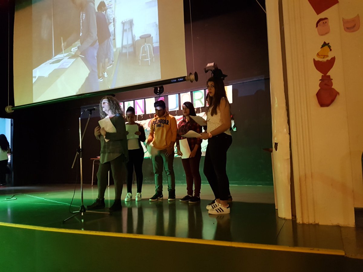 lamarta's tweet photo. Presentació dels murals de 4t d'ESO #ProjecteGrafiti del #TorrasiBages #SomColor @contorno_urbano #SantJordi2016 https://t.co/OiqSkQ4KN2