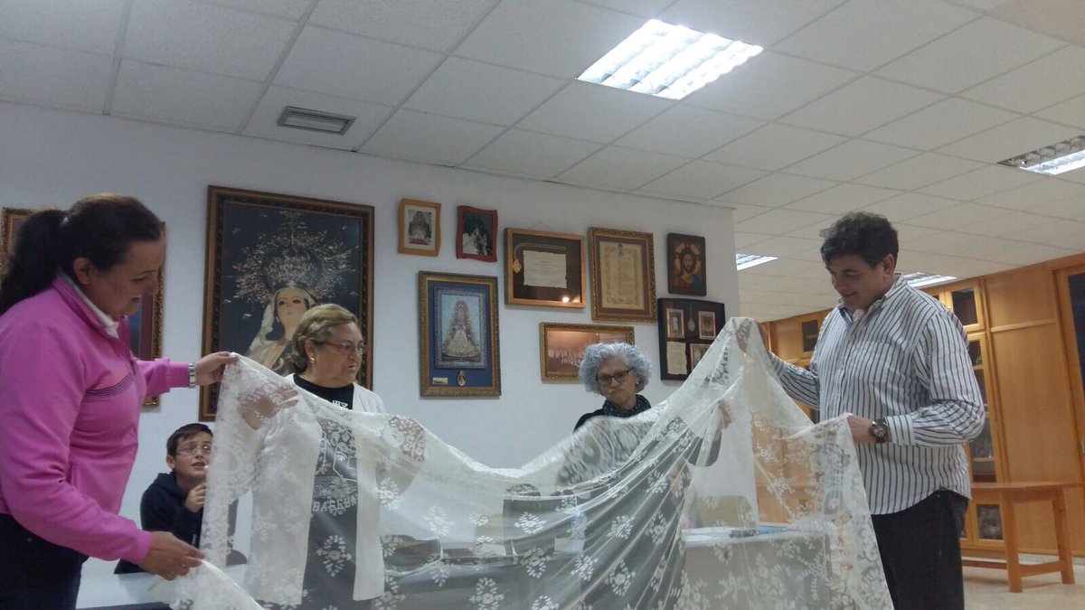 Ayer recibimos un magnifico manto bordado, regalo para la Virgen, de D. Ángel Sánchez Sirviente. Muchísimas Gracias!