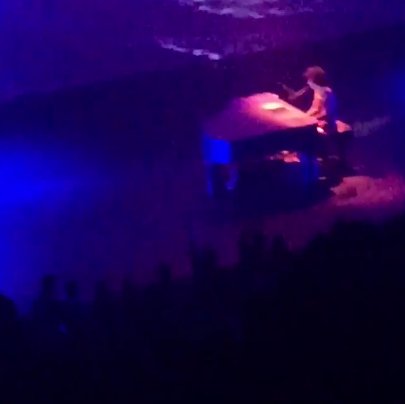 Fan captures Prince’s final performance of “Purple Rain” bit.ly/1WhdJzR
