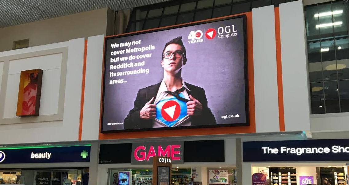 ElonexOutdoor's tweet photo. Super-strength #DOOH advertising from @oglcomputer grabbing the attention of shoppers @shopkingfisher #ISpyOGL https://t.co/AqhnvteBov