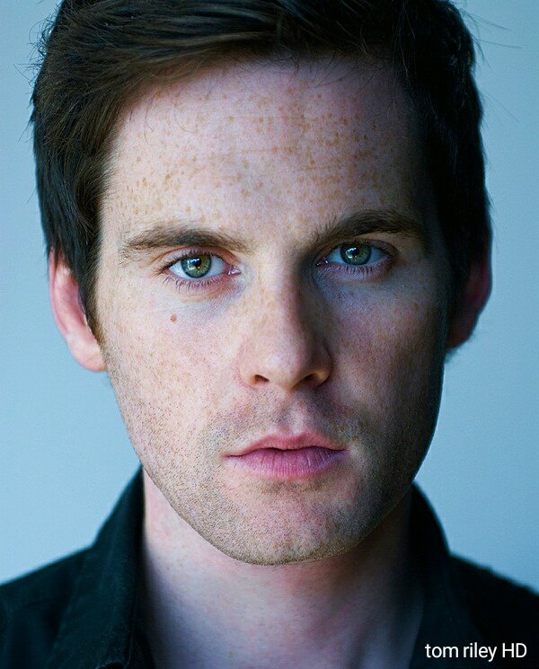 TomRileyHD's tweet photo. Tom Riley with green eyes and freckle. Also with a serious look. (Shared by SkyHDWallpaper) #TomRiley https://t.co/mlQWgkCjeX