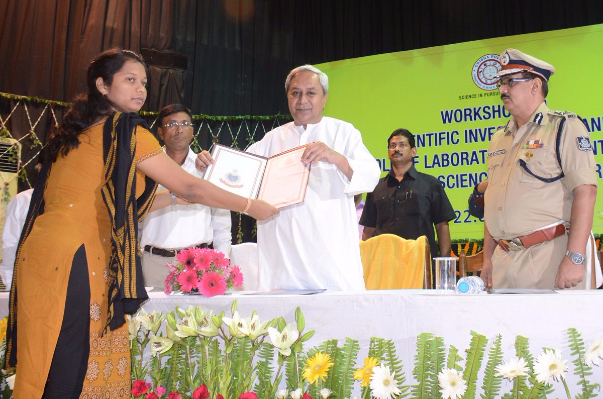 Naveen_Odisha's tweet photo. Congratulated new recruits at #Odisha Forensic Science Lab; urged for professionalism to improve crime investigation https://t.co/JZJouuPpux