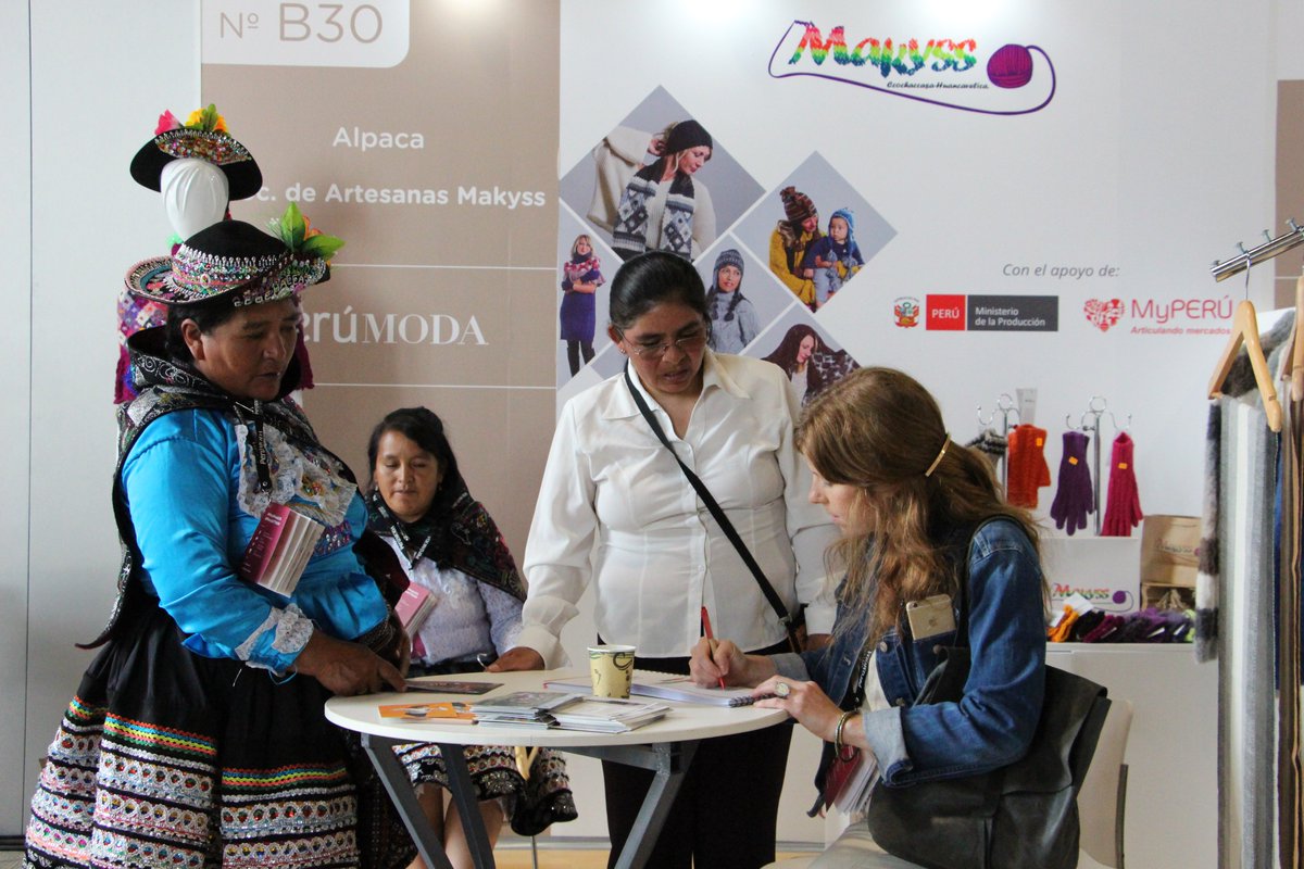 CaritasdelPeru's tweet photo. #PERUMODA2016 Artesanas de Huancavelica exponen sus colecciones. Conoce más en ► https://t.co/Km1oQsYuqr https://t.co/E3yDbcs3Rb