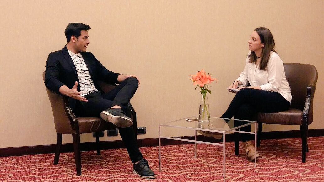SonyMusicChile's tweet photo. ¡Ya comenzó la visita promocional de @_CarlosRivera en #Chile! En estos momentos hablando con @RevistaTu_Chile 😉 https://t.co/RliUD6Bn33