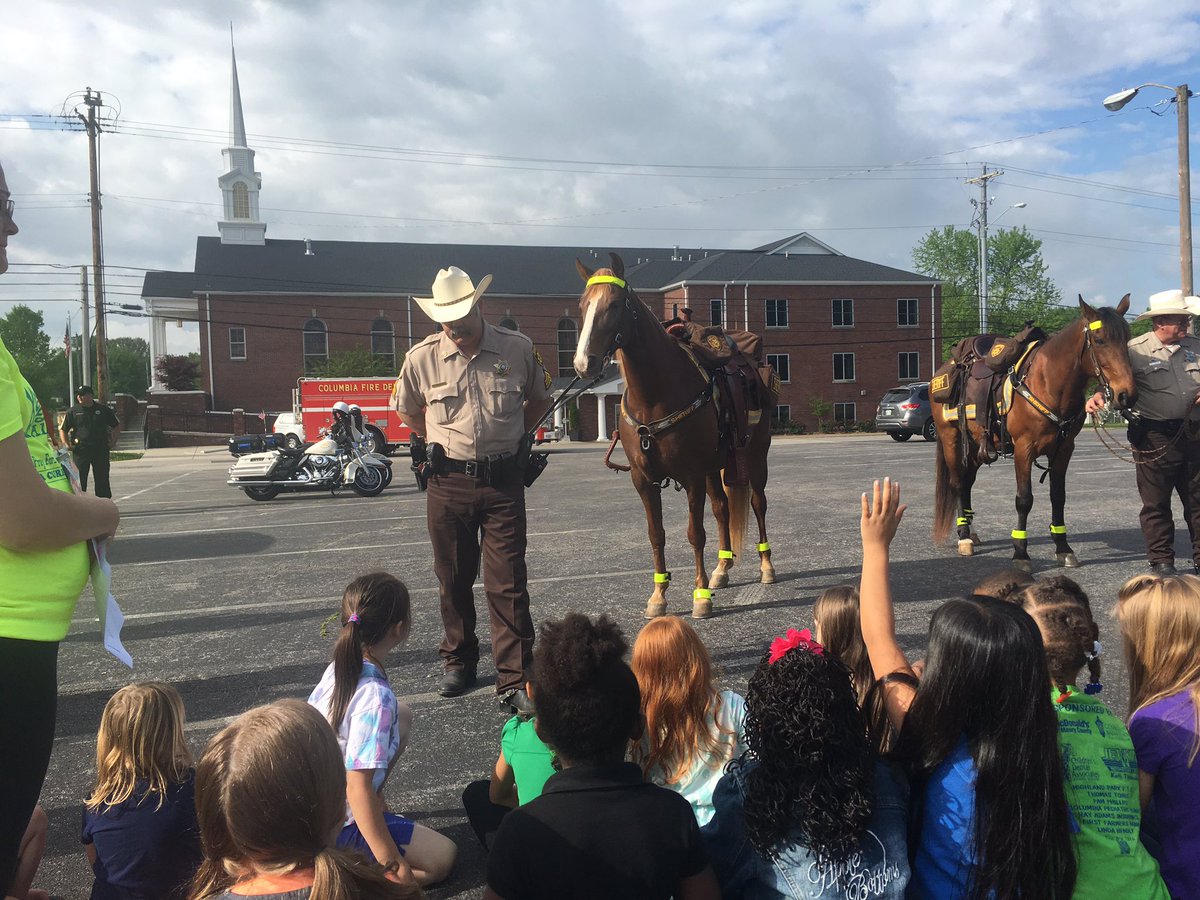 MistyKen78's tweet photo. Kinders learning about special ways that our community helpers get around. #reversefieldtrip @HPEStigers https://t.co/Be8Sjkpuwn