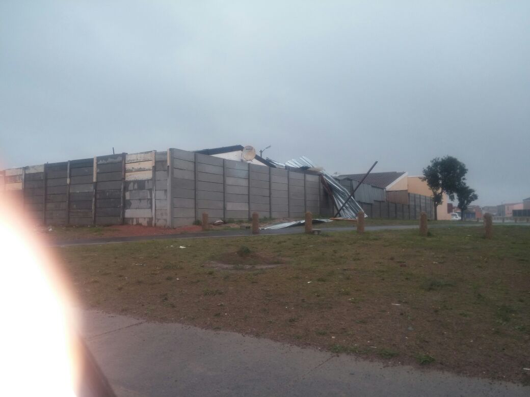 SafetyMountain's tweet photo. #CapeStorm some pics https://t.co/q59lcthcjj