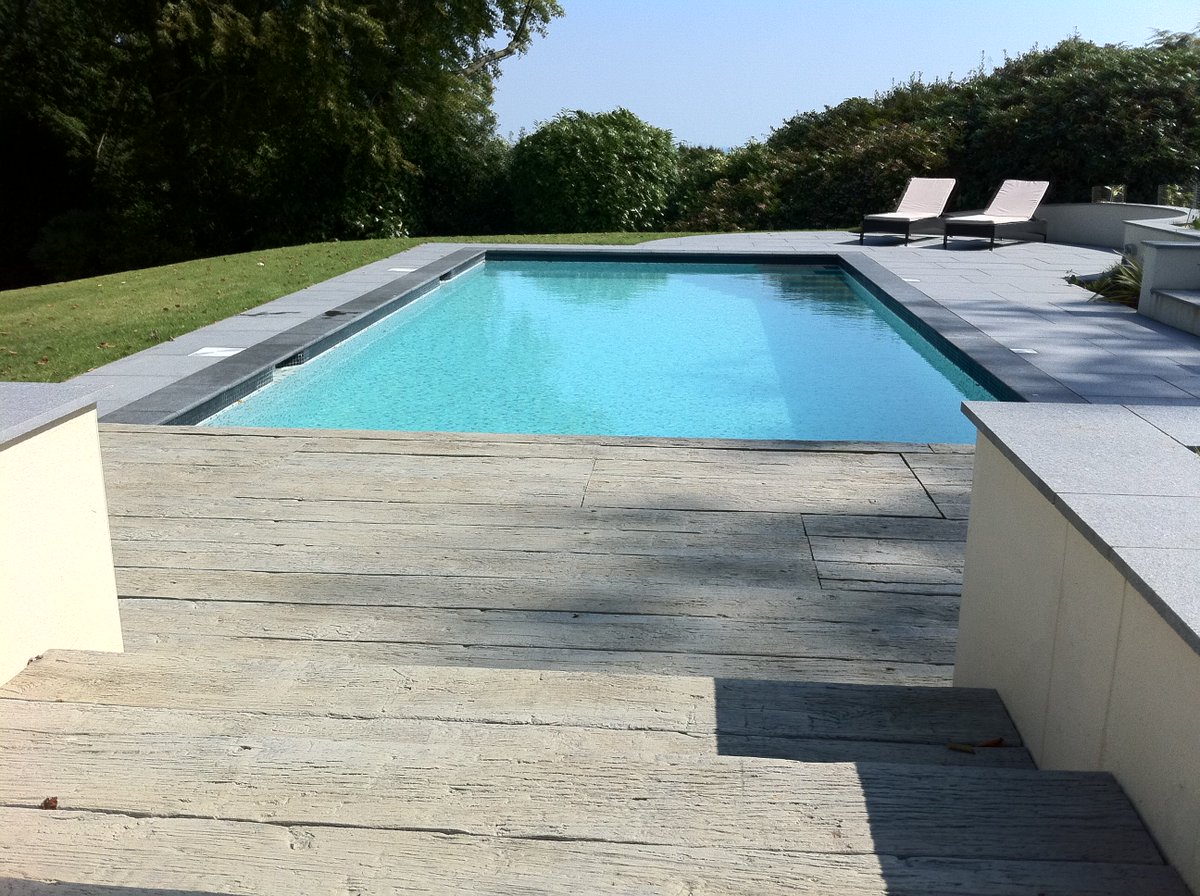 TheOrbroTeam's tweet photo. completed prize winning deck installation with @Millboard_UK #decking #westsussex #FridayFeeling #tiledpool https://t.co/sljhSHkGAG