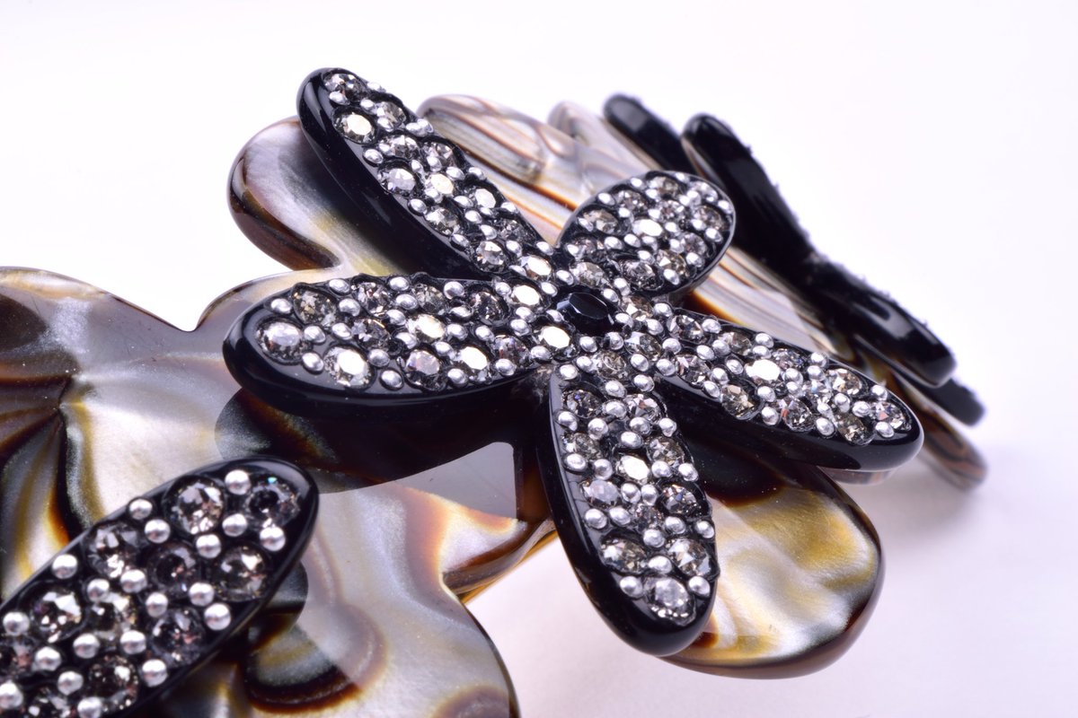 HairClipExpert's tweet photo. Happy Friday! Bring some sparkle your way >> https://t.co/ZxpPfl8xcU https://t.co/ylmyUoaXws