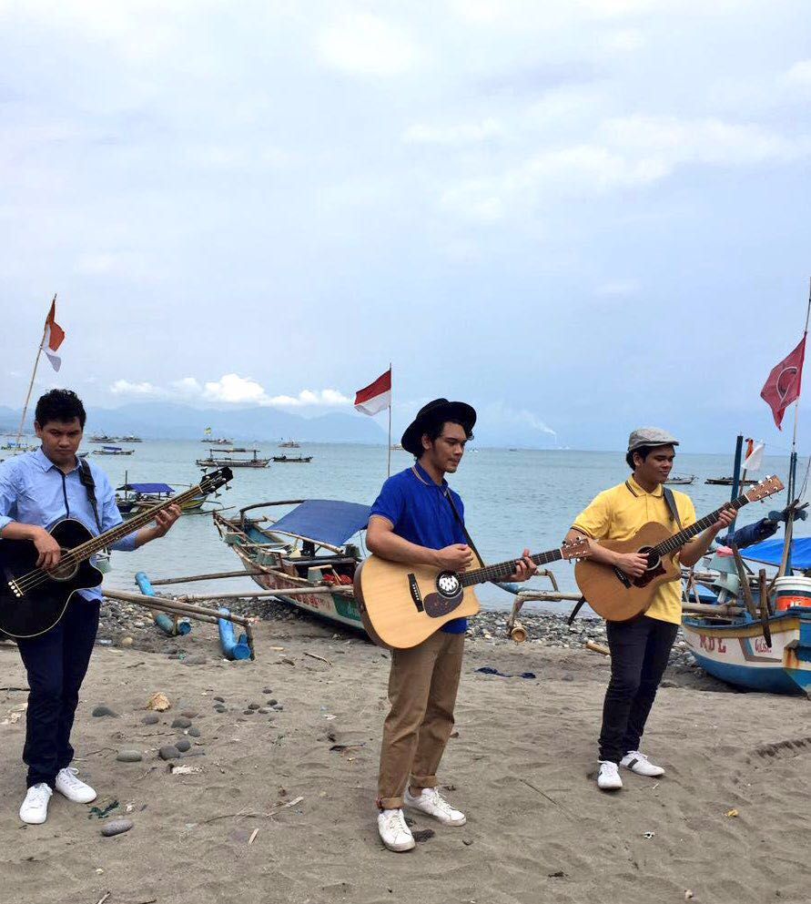 SonyMusicID's tweet photo. Be ready premiere video #CintaAdalah (OST @TheFab_UDIN ) di laman VEVO @TheOvertunes 

3 hari lagi 😇

Subscribe ya https://t.co/EToR9O2s8A