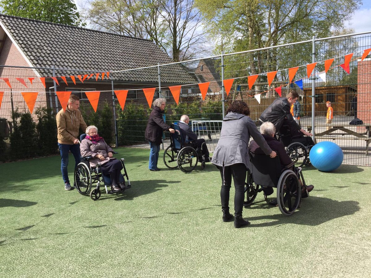 OBSHeidepark's tweet photo. Zelfs de bewoners van de Brugstede doen mee aan onze Koningsspelen! @Brugstede https://t.co/dyVx8Xh0io