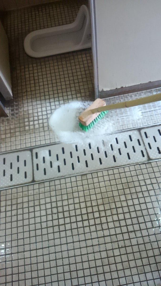 某学校のトイレのタイル God Wc Twitter 某学校のトイレのタイル God Wc Twitter